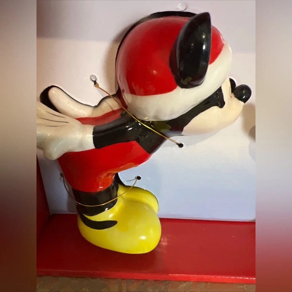 Disney Salt and Pepper Shakers Mickey and Minnie Mouse Kissing Christmas New - Picture 2 of 8